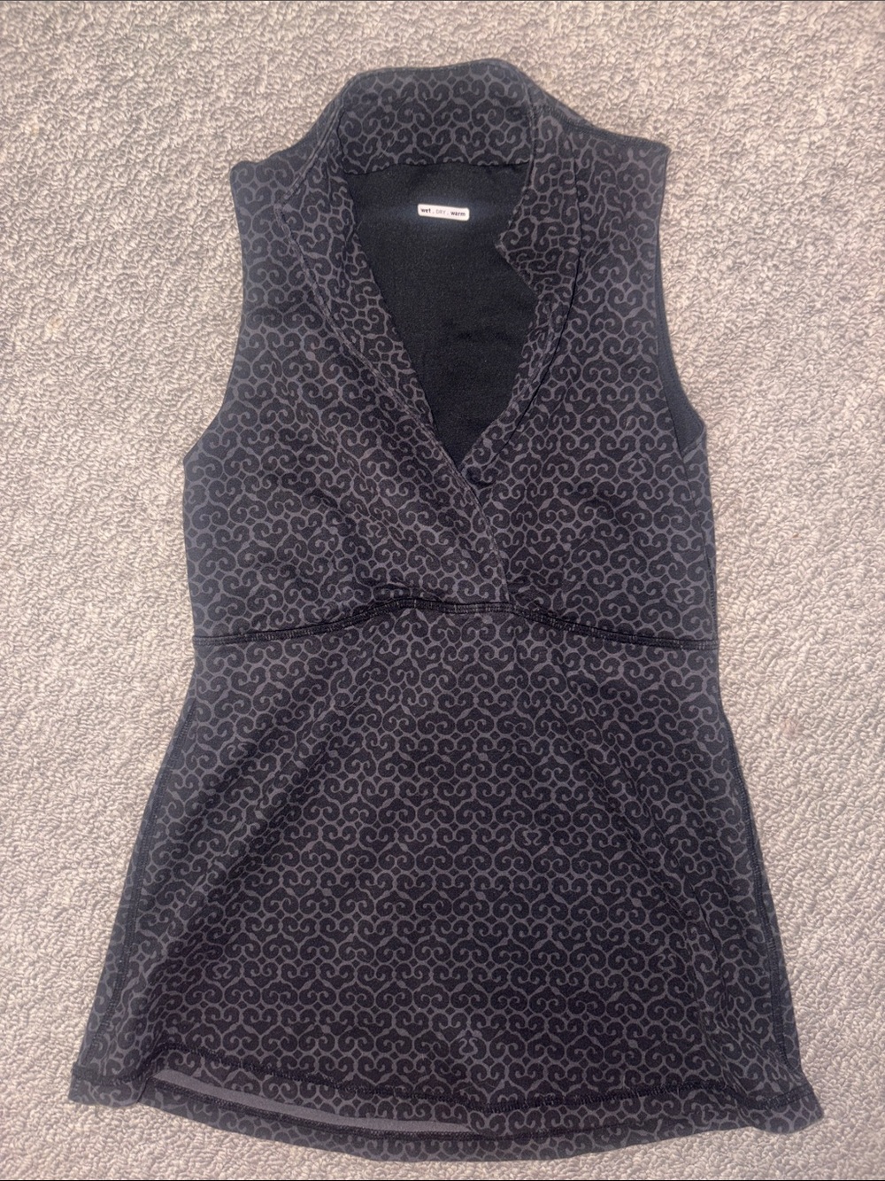 Lululemon Whisper Tank in Dark Grey/Black Patterned Jacquard/Scroll-Like Print